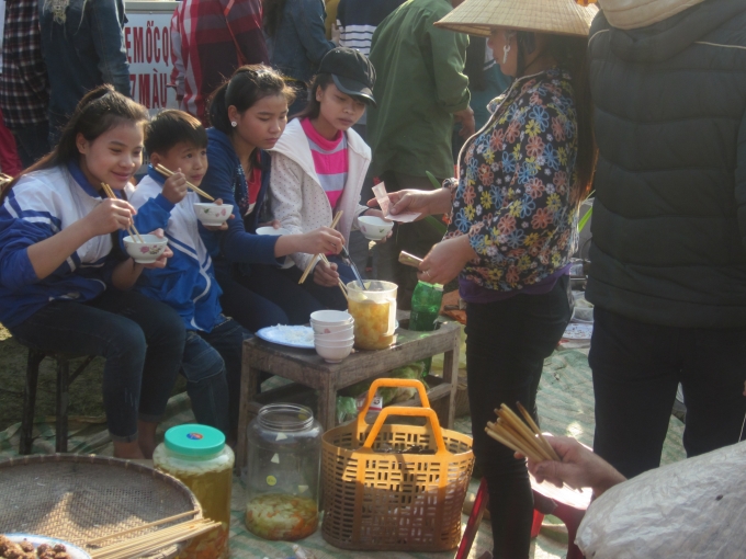 Mọi người đến đ&acirc;y ăn s&aacute;ng cầu may đầu năm.