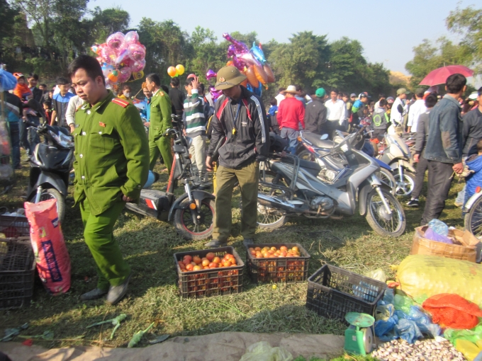 Lực lượng chức năng c&oacute; mặt tại đ&acirc;y để đảm bảo an ninh trật tự cho phi&ecirc;n chợ.