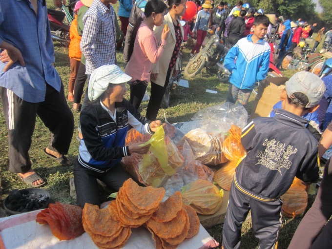 B&aacute;nh đa gấc được b&aacute;n, mua nhiều nhất. Theo quan niệm m&agrave;u đỏ l&agrave; mang lại may mắn.