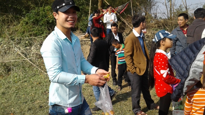 Anh ch&agrave;ng trong tư thế n&eacute;m