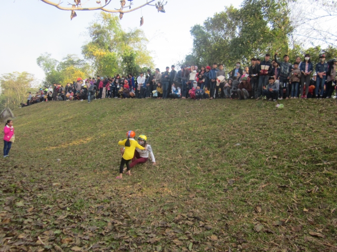 Thanh ni&ecirc;n đứng th&agrave;nh h&agrave;ng d&agrave;i chờ đến cuối buổi chợ để n&eacute;m quả v&agrave;o người kh&aacute;c một c&aacute;ch thuận lợi nhất.