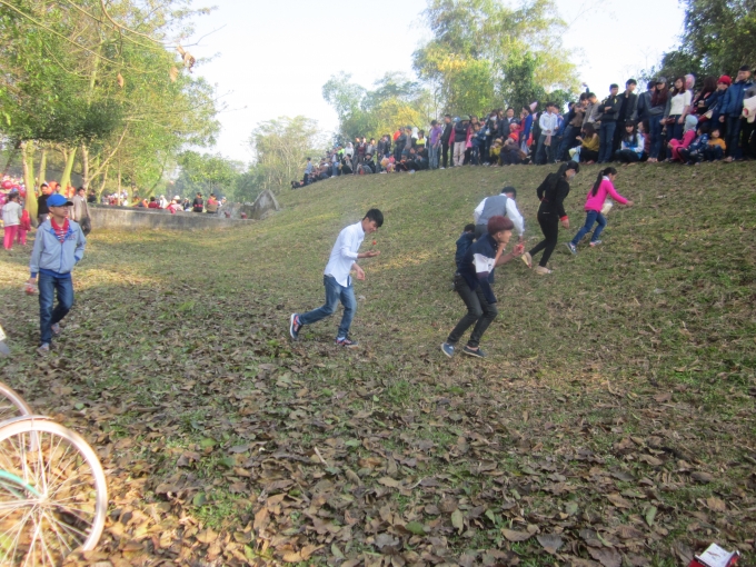 Những người ph&iacute;a dưới đang cố tẩu tho&aacute;t khỏi m&agrave;n mưa c&agrave; chua.