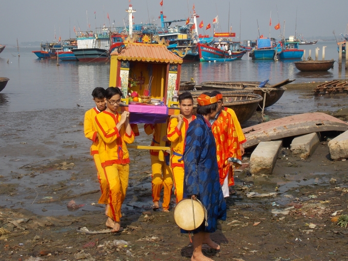 Ngư d&acirc;n đang rước th&acirc;n c&aacute; &Ocirc;ng v&agrave;o lăng.