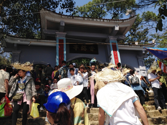 H&agrave; Tĩnh: Nườm nượp người trẩy hội tại Hoan Ch&acirc;u đệ nhất danh lam