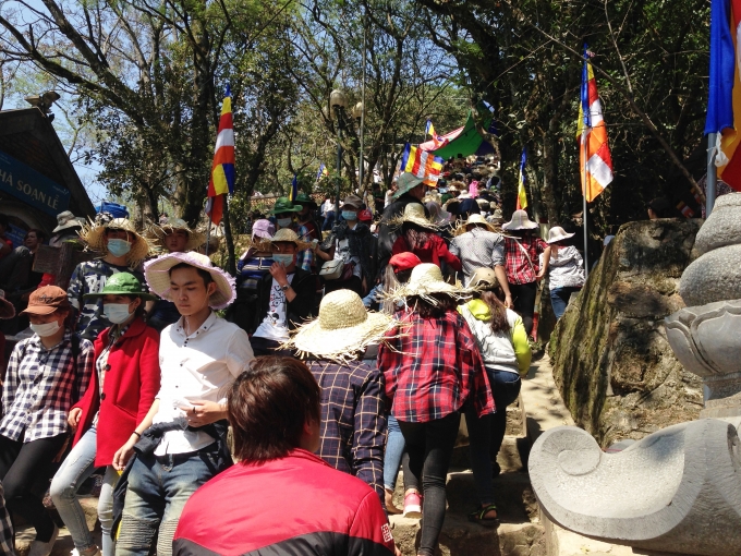 H&agrave; Tĩnh: Nườm nượp người trẩy hội tại Hoan Ch&acirc;u đệ nhất danh lam