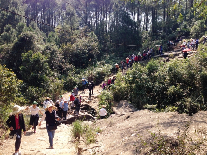 Đường l&ecirc;n ch&ugrave;a Hương H&agrave; Tĩnh hiểm trở cheo leo nhưng kh&ocirc;ng l&agrave;m nản l&ograve;ng c&aacute;c du kh&aacute;ch.