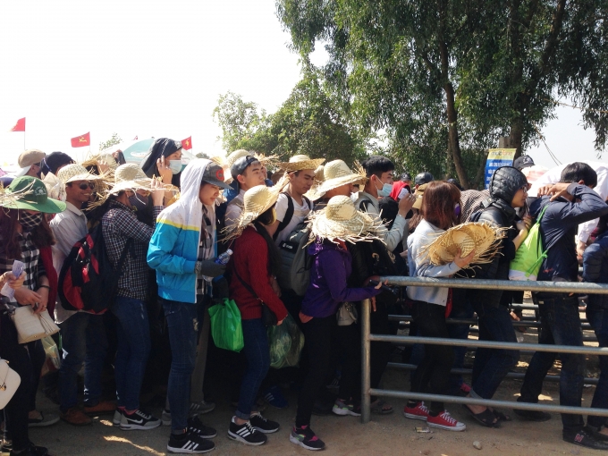 H&agrave; Tĩnh: Nườm nượp người trẩy hội tại Hoan Ch&acirc;u đệ nhất danh lam