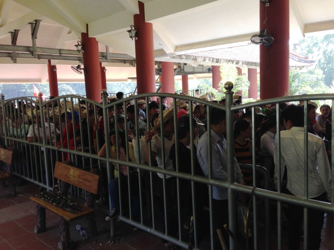 Rất đ&ocirc;ng người d&acirc;n xếp h&agrave;ng chờ đến lượt m&igrave;nh l&ecirc;n c&aacute;p treo.