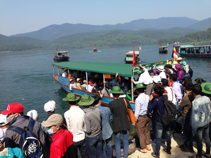 H&agrave; Tĩnh: Nườm nượp người trẩy hội tại Hoan Ch&acirc;u đệ nhất danh lam