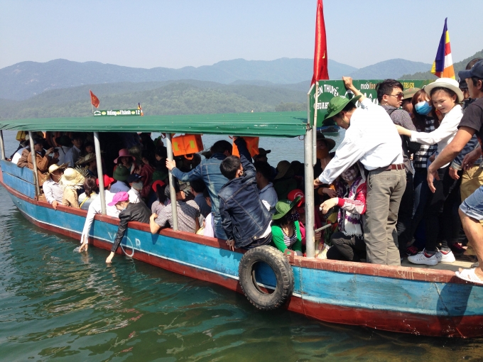 Chen ch&uacute;c nhau l&ecirc;n thuyền bất chấp nguy hiểm v&agrave; rủi ro c&oacute; thể xảy đến bất cứ l&uacute;c n&agrave;o.