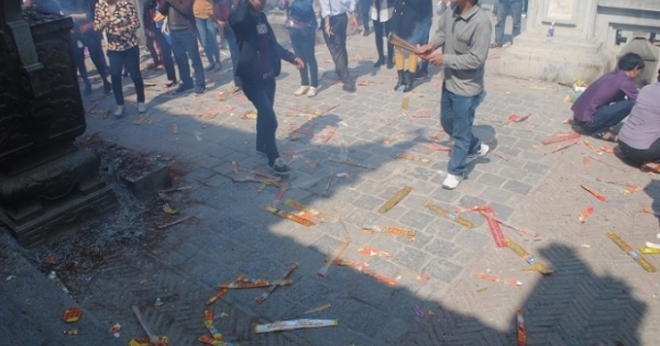 Nghệ An: Đền Cờn ngập trong rác ngày đầu xuân