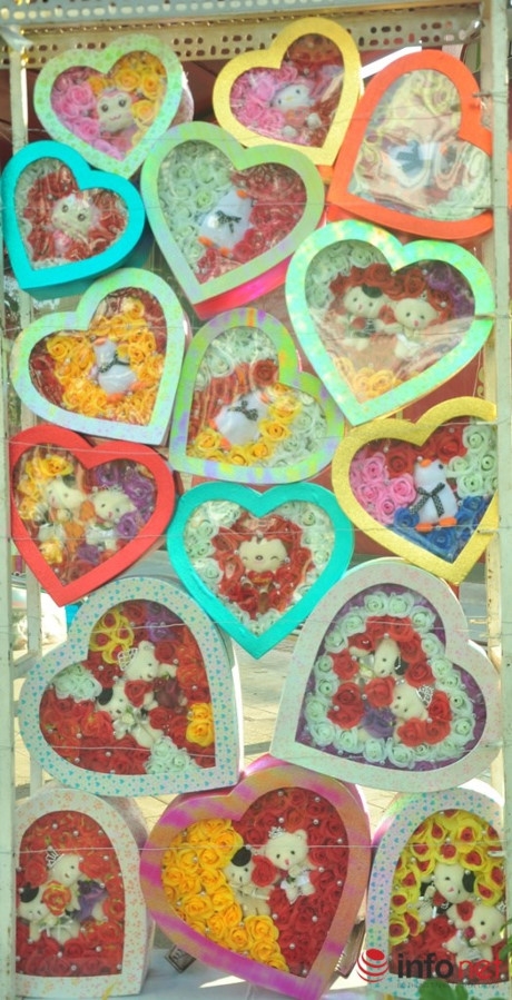 Hộp qu&agrave; với gấu b&ocirc;ng, hoa b&ecirc;n trong gi&aacute; 100.000-150.000 đồng/hộp