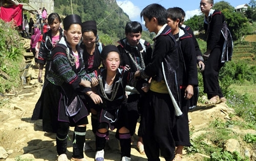 Lên Mường Khương xem “kéo vợ” của người Hmông