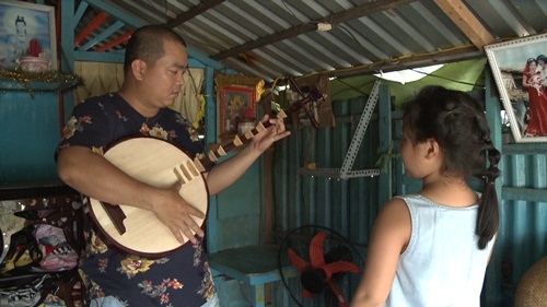 Bố Minh Khang rất th&iacute;ch ng&ocirc;i nh&agrave; mới.