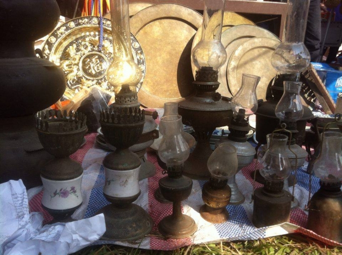 Vật dụng cổ cũng được b&agrave;y b&aacute;n tại đ&acirc;y.