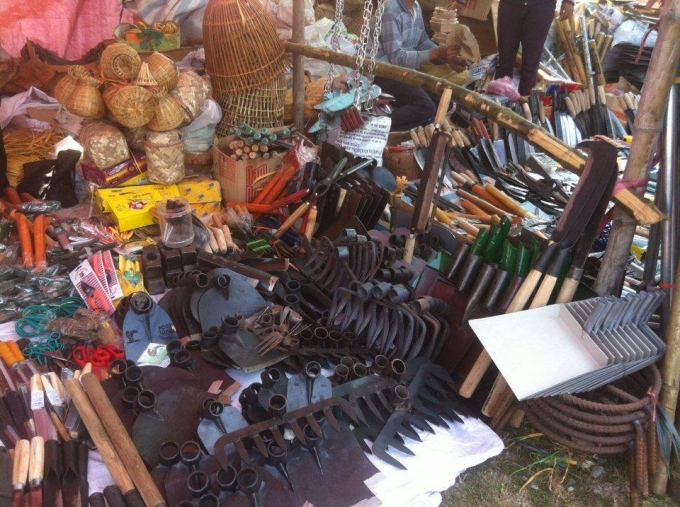 Lưỡi c&agrave;y, bừa, cuốc xẻng l&agrave; sản phẩm đặc trưng của người d&acirc;n v&ugrave;ng chi&ecirc;m trũng.