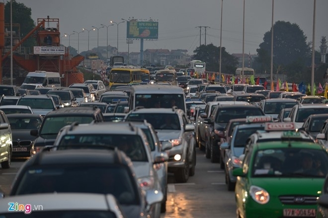 &nbsp;&Ugrave;n tắc tr&ecirc;n cao tốc Ph&aacute;p V&acirc;n - Cầu Giẽ chiều ng&agrave;y 12/2 (m&ugrave;ng 5 Tết).&nbsp;Ảnh: Zing