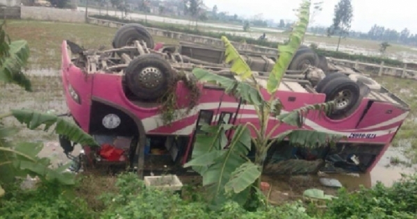 Quảng Ninh: Mồng 7 Tết, xe khách nổ lốp lật ngửa, 20 người bị thương