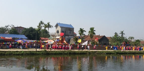 Lễ rước kiệu hai vị th&agrave;nh ho&agrave;ng địa phương l&agrave; Đỗ B&iacute; v&agrave; L&ecirc; Ng&acirc;n - hai danh tướng của nghĩa qu&acirc;n Lam Sơn.