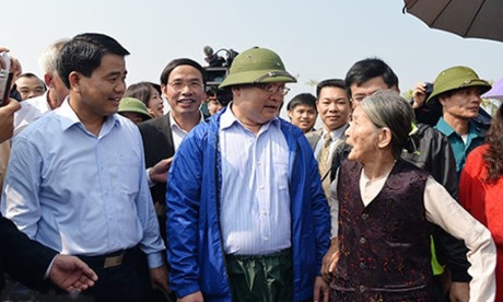 Ủy vi&ecirc;n Bộ Ch&iacute;nh trị, t&acirc;n B&iacute; thư H&agrave; Nội Ho&agrave;ng Trung Hải c&ugrave;ng Chủ tịch UBND TP H&agrave; Nội Nguyễn Đức Chung thăm hỏi b&agrave; con n&ocirc;ng d&acirc;n.