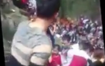 Clip nóng: Thanh niên tung cước, hỗn chiến như phim chưởng tại chùa Hương