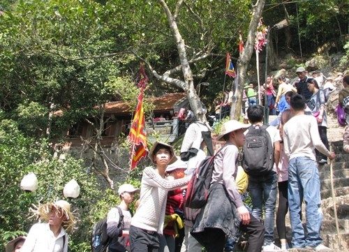 Lối l&ecirc;n ch&ugrave;a Một M&aacute;i. B&ecirc;n trong ch&ugrave;a c&oacute; mạch nước ngầm theo v&aacute;ch đ&aacute; chảy xuống hốc nhỏ. Nguồn nước ở đ&acirc;y được v&iacute; von như d&ograve;ng sữa mẹ kh&ocirc;ng bao giờ cạn.