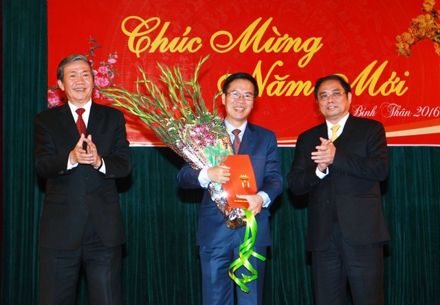 &Ocirc;ng Đinh Thế Huynh (b&ecirc;n tr&aacute;i) v&agrave; &ocirc;ng Phạm Minh Ch&iacute;nh (b&ecirc;n phải) trao Quyết định, tặng hoa ch&uacute;c mừng &ocirc;ng V&otilde; Văn Thưởng đảm nhiệm cương vị Trưởng Ban Tuy&ecirc;n gi&aacute;o Trung ương. Ảnh: Do&atilde;n Tấn - TTXVN