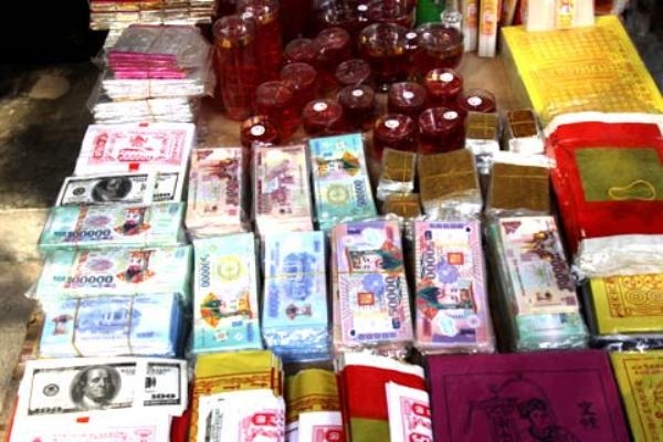 Tại ch&ugrave;a, kh&ocirc;ng n&ecirc;n d&ugrave;ng v&agrave;ng m&atilde;, tiền &acirc;m phủ để d&acirc;ng c&uacute;ng. Ảnh: internet.