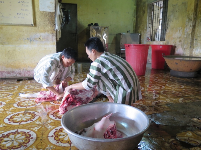 Mổ thịt lợn đ&oacute;n xu&acirc;n (ảnh: Phương Nam).