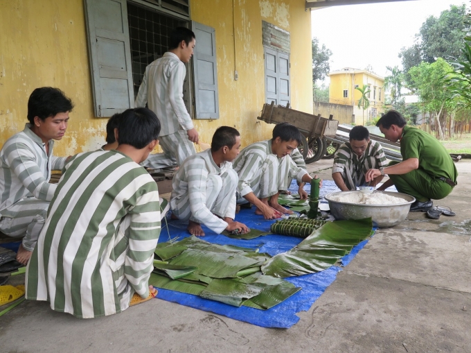 C&aacute;n bộ c&ugrave;ng phạm nh&acirc;n g&oacute;i b&aacute;nh t&eacute;t (ảnh: Phương Nam).