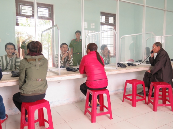 Trại giam tạo điều kiện hết sức cho c&aacute;c phạm nh&acirc;n li&ecirc;n lạc với gia đ&igrave;nh trong ng&agrave;y xu&acirc;n (ảnh: Phương Nam).