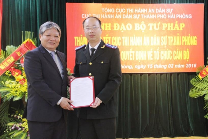Trao quyết định bổ nhiệm Cục trưởng cục thi h&agrave;nh &aacute;n d&acirc;n sự th&agrave;nh phố Hải Ph&ograve;ng.