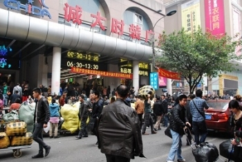 Hàng chợ Trung Quốc “đeo” mác D&G, Gucci