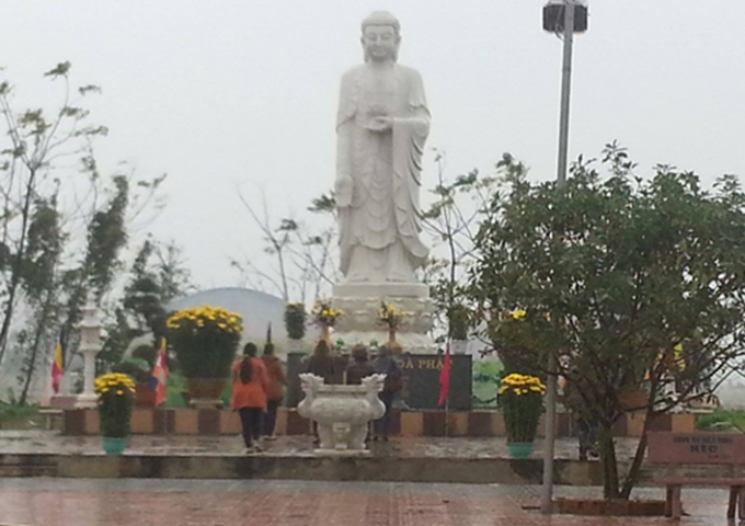 Mọi người đến lễ Phật để cầu mong y&ecirc;n b&igrave;nh đến với gia đ&igrave;nh người th&acirc;n.