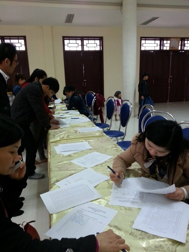 Những người đến với ch&ugrave;a để giải sao, giải hạn cầu mong một năm may mắn, b&igrave;nh y&ecirc;n.