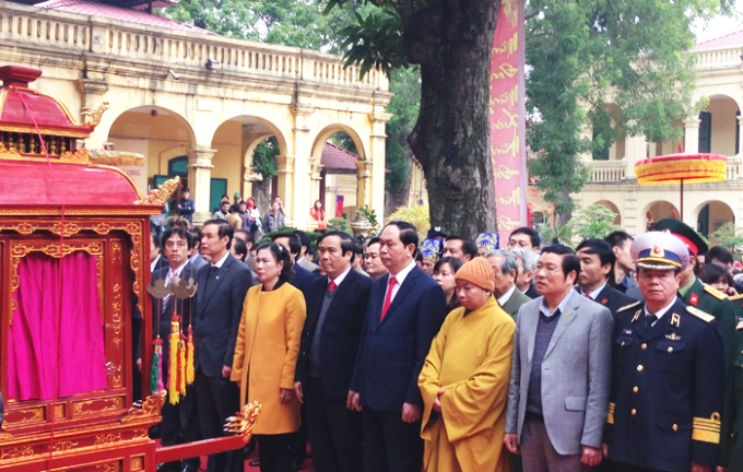 Đại tướng Trần Đại Quang c&ugrave;ng c&aacute;c th&agrave;nh vi&ecirc;n trong đo&agrave;n đứng trước s&acirc;n Đoan M&ocirc;n chuẩn bị v&agrave;o d&acirc;ng hương.