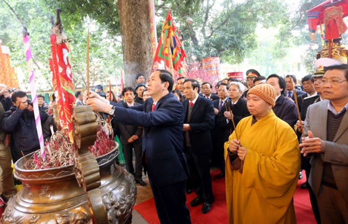 Đại tướng Trần Đại Quang d&acirc;ng hương tại điện K&iacute;nh Thi&ecirc;n.