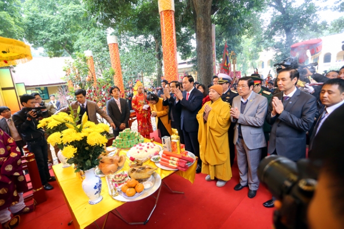 Đại tướng Trần Đại Quang d&acirc;ng hương tưởng nhớ c&aacute;c đấng ti&ecirc;n liệt, những đức vua anh minh, bậc hiền t&agrave;i c&oacute; c&ocirc;ng với đất nước. Ảnh: Internet