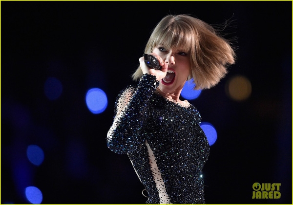 Grammy Adwards 2016: Taylor Swift hạnh ph&uacute;c d&acirc;ng tr&agrave;o gi&agrave;nh giải Album của năm