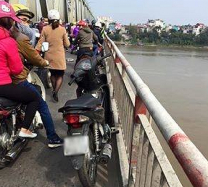 Chiếc xe m&aacute;y của nam thanh ni&ecirc;n để lại tr&ecirc;n cầu.