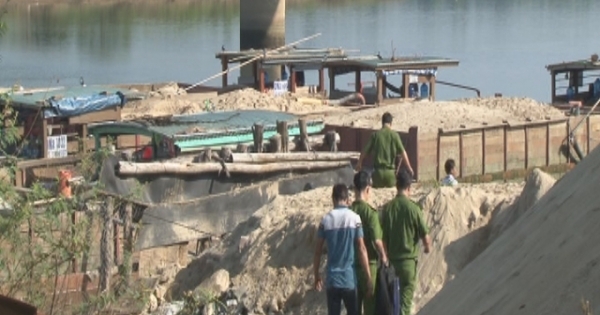 Quảng Nam: Bắt quả tang 8 tàu hút cát trái phép