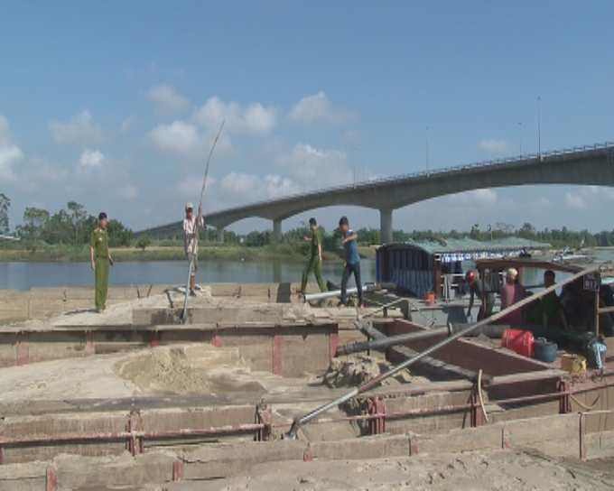 Những chiếc t&agrave;u chở đầy c&aacute;t h&uacute;t trộm.