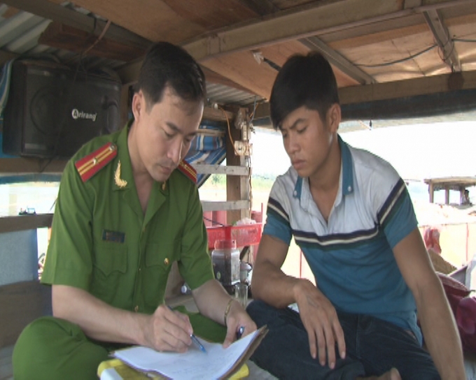 PC46 l&agrave;m việc với đối tượng l&aacute;i t&agrave;u h&uacute;t c&aacute;t.