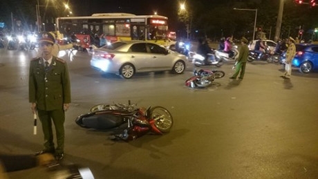 H&agrave;ng loạt xe m&aacute;y nằm la liệt sau khi bị xe &ocirc; t&ocirc; đi&ecirc;n đ&acirc;m tr&uacute;ng.