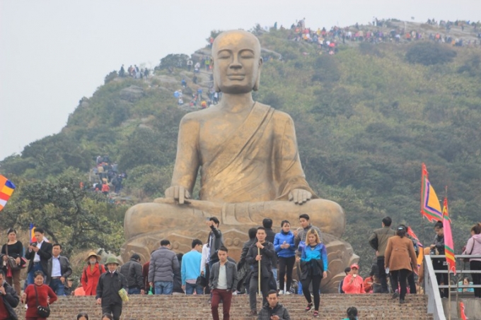 H&agrave;ng ng&agrave;n người về n&uacute;i thi&ecirc;ng Y&ecirc;n Tử d&acirc;ng hương ng&agrave;y khai hội