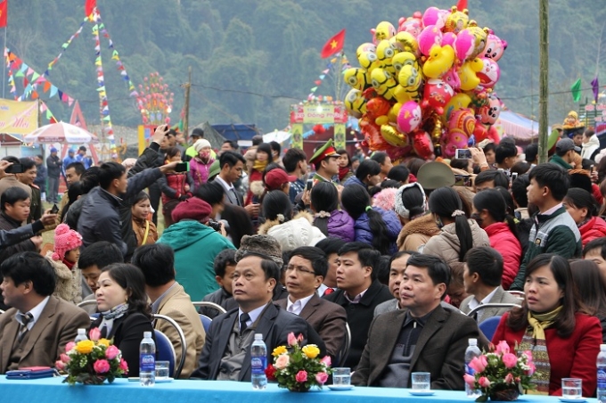 Đồng ch&iacute; Nguyễn Văn Du (h&agrave;ng tr&ecirc;n, ghế giữa) - UVTW Đảng, B&iacute; thư Tỉnh ủy Bắc Kạn tham dự v&agrave; chủ tr&igrave; lễ khai hội Lễ hội Lồng Tồng Ba Bể xu&acirc;n B&iacute;nh Th&acirc;n (2016).&nbsp;&nbsp;Ảnh: Trung Du.&nbsp;