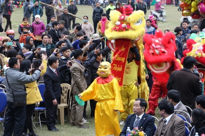 M&agrave;n m&uacute;a l&acirc;n của CLB Văn h&oacute;a - Thể thao huyện Ba Bể (Bắc Kạn) mở đầu cho nghi thức rước cỗ d&acirc;ng c&uacute;ng thần linh cầu mưa thuận, gi&oacute; h&ograve;a trong Lễ hội truyền thống Lồng Tồng Ba Bể.&nbsp;&nbsp;Ảnh: Trung Du.&nbsp;