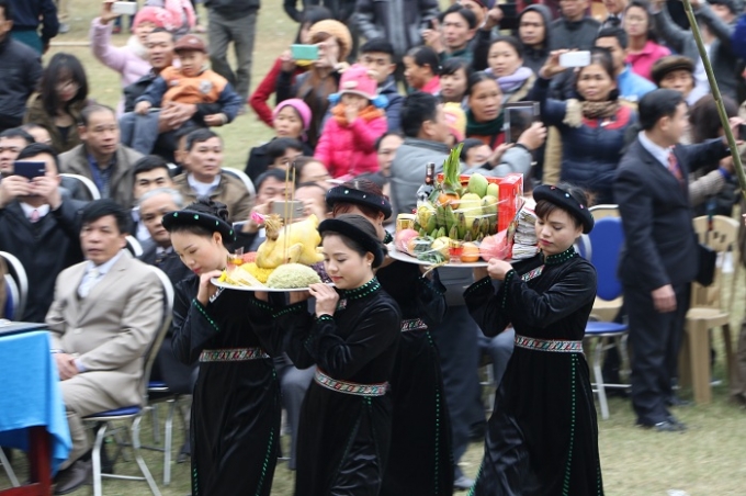 Từng m&acirc;m cỗ được th&agrave;nh k&iacute;nh d&acirc;ng l&ecirc;n, thể hiện sự t&ocirc;n thờ, k&iacute;nh b&aacute;i của Đảng bộ, ch&iacute;nh quyền nh&acirc;n d&acirc;n c&aacute;c d&acirc;n tộc tỉnh Bắc Kạn n&oacute;i chung, huyện Ba Bể n&oacute;i ri&ecirc;ng.&nbsp;&nbsp;Ảnh: Trung Du.&nbsp;