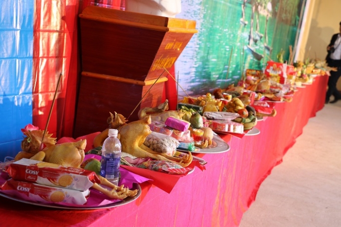 Tất cả những m&acirc;m cỗ sau khi đ&atilde; được đại diện Đảng bộ, ch&iacute;nh quyền nh&acirc;n d&acirc;n c&aacute;c d&acirc;n tộc huyện Ba Bể (Bắc Kạn) th&agrave;nh k&iacute;nh d&acirc;ng l&ecirc;n.&nbsp;&nbsp;Ảnh: Trung Du.&nbsp;