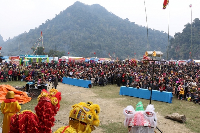 C&aacute;nh đồng x&atilde; Nam Mẫu&nbsp;- Khu di t&iacute;ch cấp Quốc gia đặc biệt hồ Ba Bể (huyện Ba Bể, Bắc Kạn) s&aacute;ng nay đ&atilde; thực sự trở th&agrave;nh một ng&agrave;y hội với b&agrave; con nh&acirc;n d&acirc;n địa phương v&agrave; cả du kh&aacute;ch thập phương. Ảnh: Trung Du.